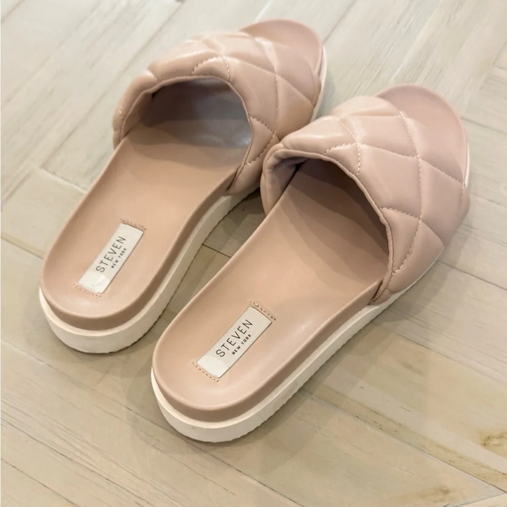 Steve Madden Nude Flip flop Sandal. Size 10